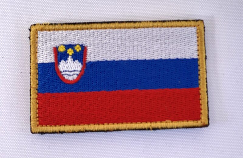 NAŠITEK SLOVENSKA ZASTAVA Z JEŽEK TRAKOM